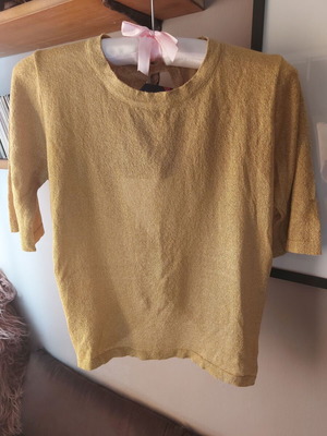 Attrattivo top with gold thread like new