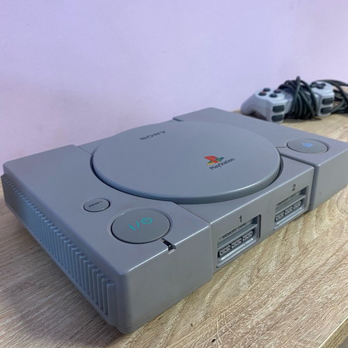 Κονσόλα PlayStation PS1 σαν καινούργια με 13 γνήσια παιχνίδια και χειριστήρια