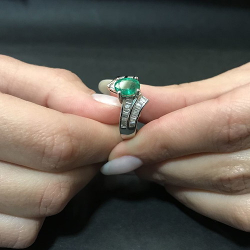 18k ring with Colombian emerald and brilliant diamonds new