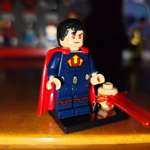 Ultraman φιγούρα σαν καινούργιο με αξεσουάρ DC Comics