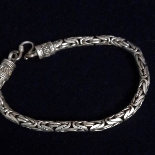 Silver 925 Hand Chain like new with intricate design