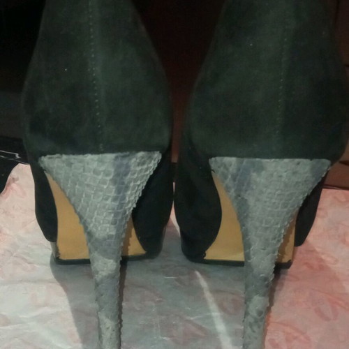 Peep Toe Zara like new, black suede leather with grey details, size 39