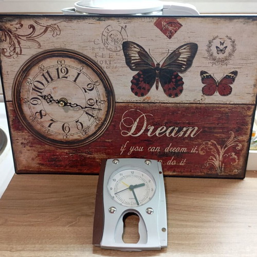 Wall clock set like new, analog, includes batteries
