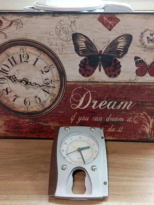 Wall clock set like new, analog, includes batteries