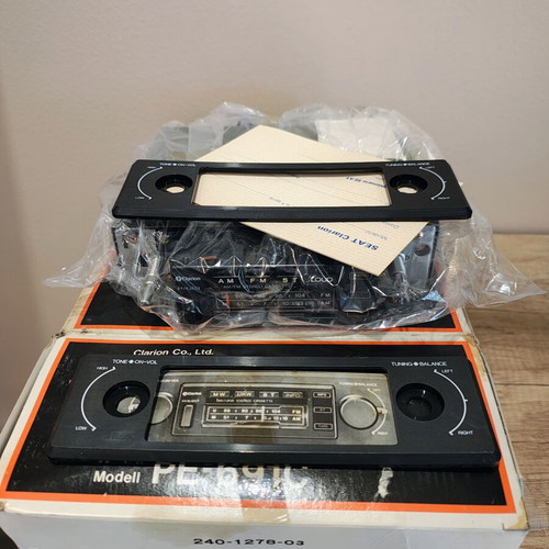 Clarion vintage radio like new