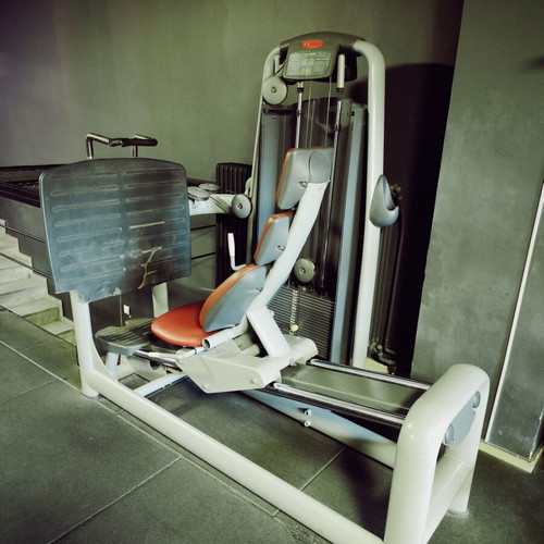 Leg press machine