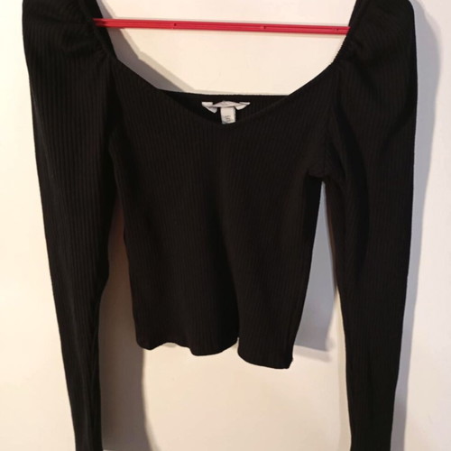 H&M black ribbed knit cropped top used with puff sleeves