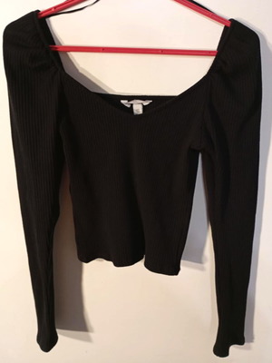 H&M black ribbed knit cropped top used with puff sleeves