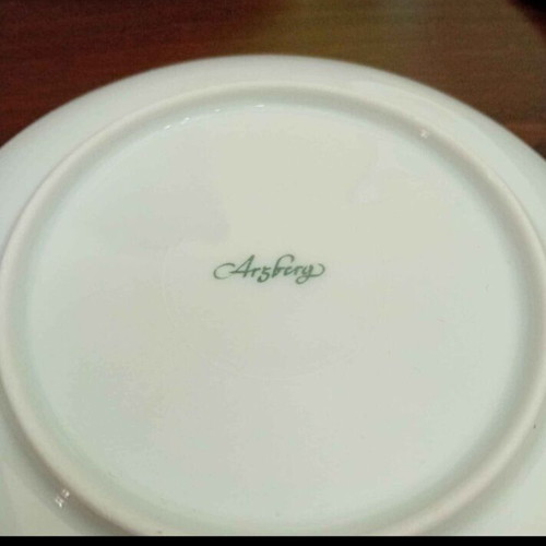 Arzberg dessert plates set of 8 like new with embossed gold leaves