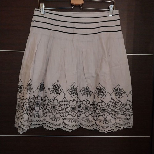 Skirt with embroidery like new, size XL