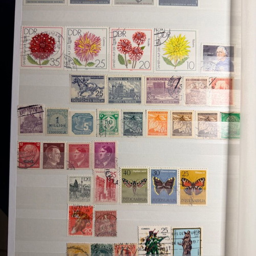 Stamp albums like new, set of 2 with worldwide stamps