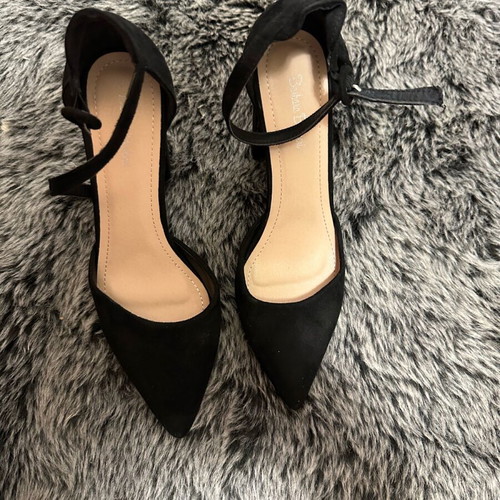 Pointed black pumps size 39 used with scratch