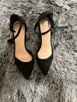 Pointed black pumps size 39 used with scratch