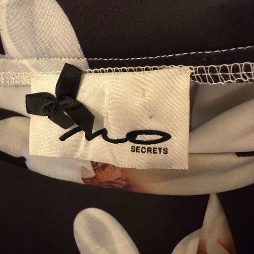 Mo Secrets floral skirt black, like new, size 42