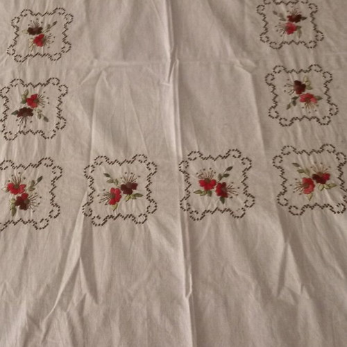 Embroidered square tablecloth like new 1.60x1.60