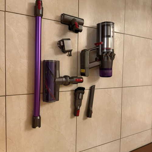 Dyson V11 (SV17) cordless vacuum with removable battery like new, 4 attachments
