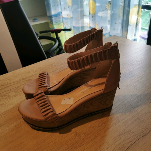Sante platform sandals like new, beige pink