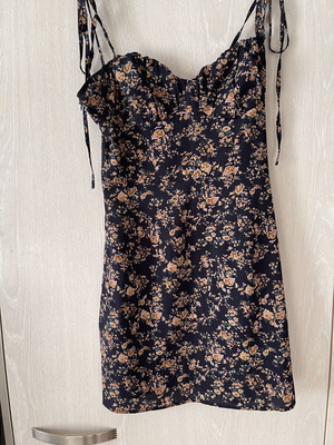 Mini floral dress Shein σαν καινούργιο, μαύρο και καφέ, μέγεθος S