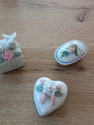 Vintage porcelain jewelry boxes set of 3 with 3D flowers and birds, like new