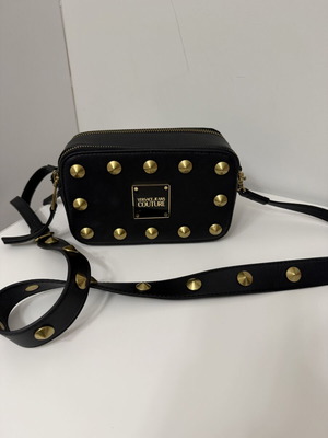 Versace Jeans Couture μαύρη τσάντα χιαστί με χρυσά studs