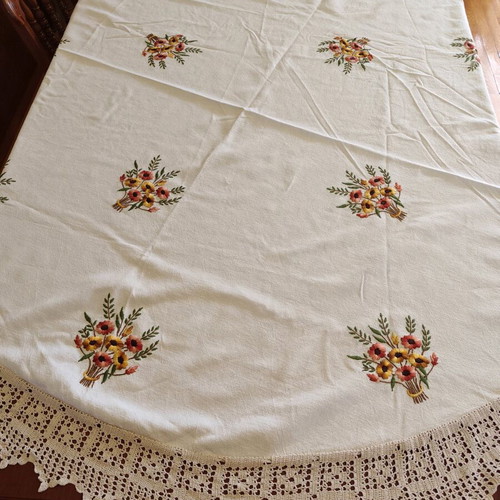 Handmade tablecloth like new, 160 centimeters