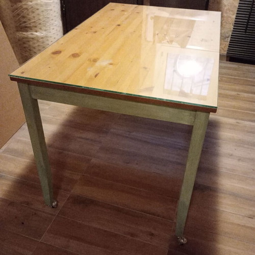 IKEA table like new with wheels and protective glass top