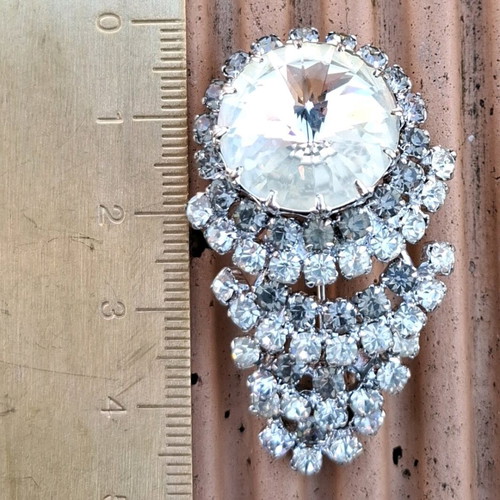Vintage style pin used with rhinestones