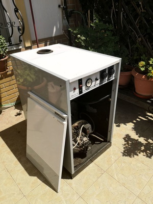 Λέβητας πετρελαίου 30 kW με καυστήρα Giersch, δεξαμενή 1000L και πετρέλαιο