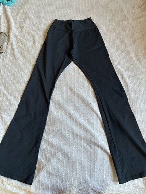High-Waisted Flared Yoga Pants Black, like new, inseam 80cm, tall M