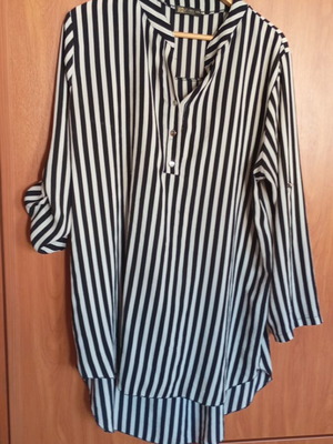 Design Inverso shirt black and white like new with silver buttons
