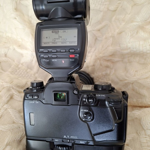 Minolta Dynax 600si Classic Black camera like new with lens and genuine flash
