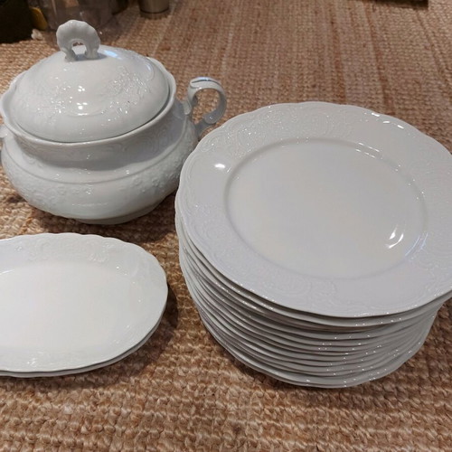 Bavaria porcelain dish set like new, 14 round plates, 2 oval, tureen