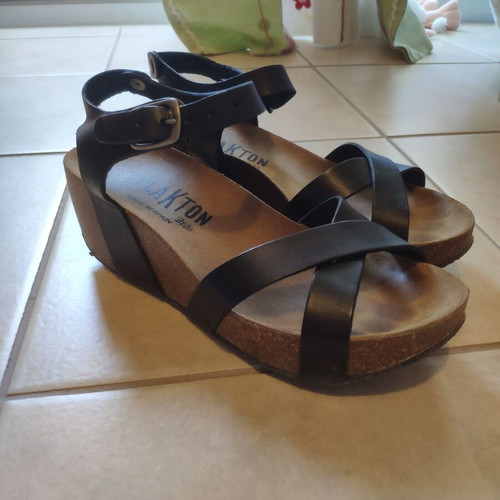 Plakton No37 platform sandals like new, black