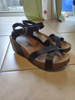 Plakton No37 platform sandals like new, black