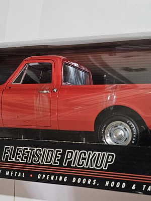 Highway 61 1969 Chevy Fleetside Pickup 1:18 Die-Cast Collectible new