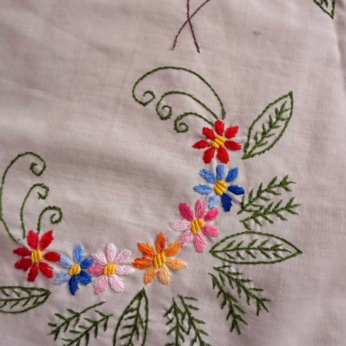 Square embroidered table linen with floral design and lace, 92cm