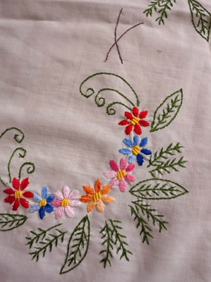 Square embroidered table linen with floral design and lace, 92cm