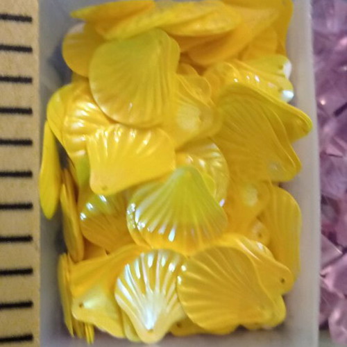 Plastic stones new, pack with yellow shell beads