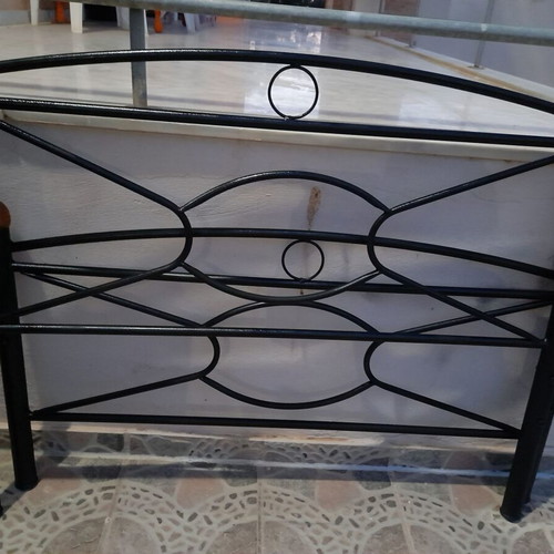 Metal single bed frame like new with slats 90x200 cm