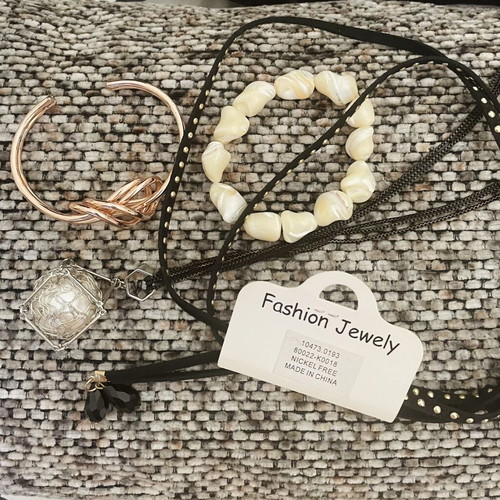 Jewelry set like new, pack of 5 pieces with necklaces and bracelets