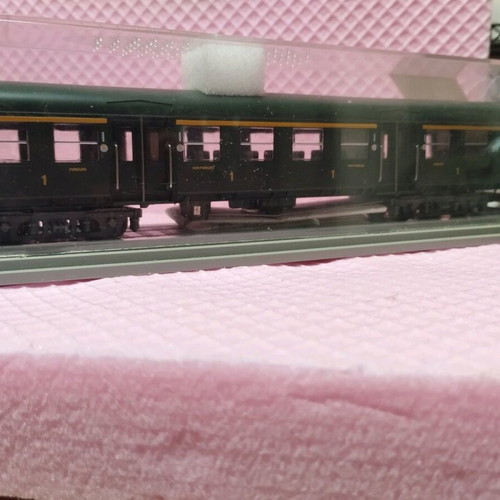 Passenger train cars HO scale like new with boxes