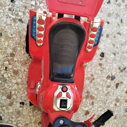 Battery-powered children's motorcycle used, needs battery replacement