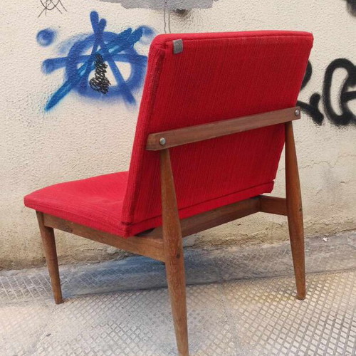 Πολυθρόνα δεκαετίας 60 μεταχειρισμένη με φθορές σε βερνίκι και ταπετσαρία