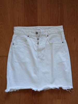 H&M white denim skirt like new size 34