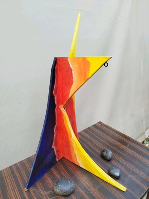 Istio "G" wooden construction with 3D painting, like new