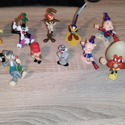 Looney Tunes figures used, medium collection of 18 pieces