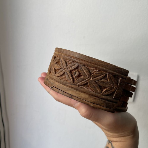 Vintage wooden coaster set 6 pieces with carved design and holder