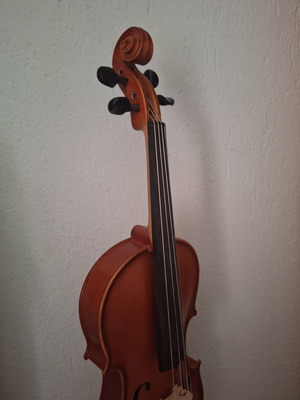 Virtu Amabile Violin 4/4 with case, bow, rosin, bridge and Suzuki Violin School