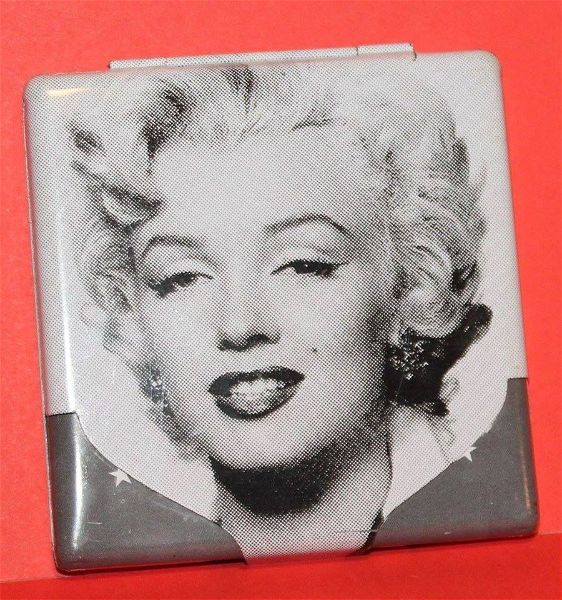  Marilyn Monroe metalliki tampakiera se kali katastasi timi 5 evro