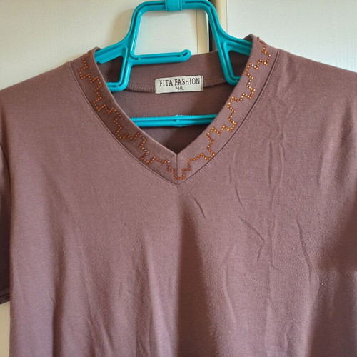 Brown short-sleeve blouse with V and rhinestones like new, sizes M and L